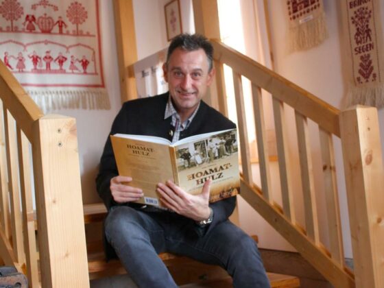 Karl Oswald liest aus einem Buch „Hoamat Hulz“. Geschichten aus dem Steirerland