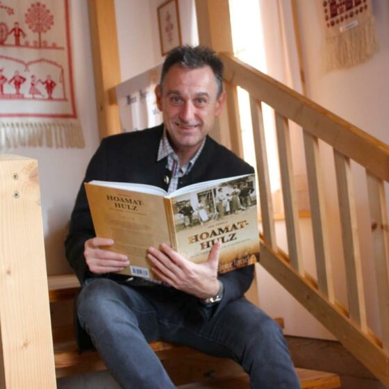 Karl Oswald liest aus einem Buch „Hoamat Hulz“. Geschichten aus dem Steirerland