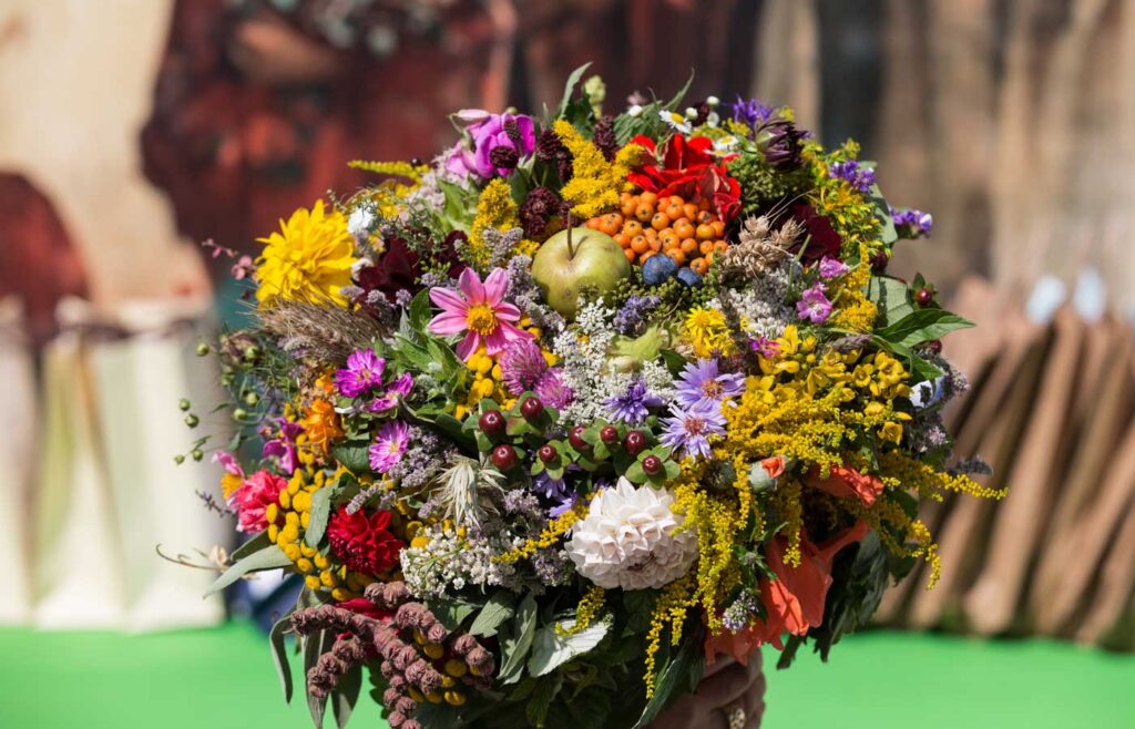 Ein Blumenstrauss mit verschiedenen Blumen