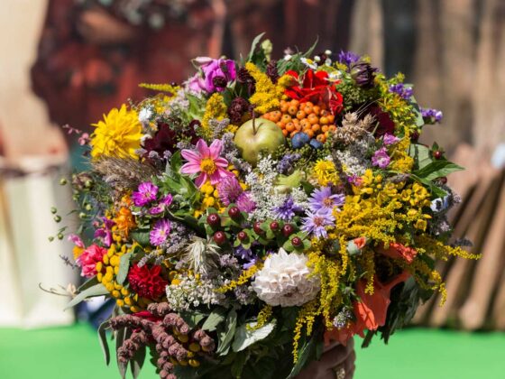 Ein Blumenstrauss mit verschiedenen Blumen