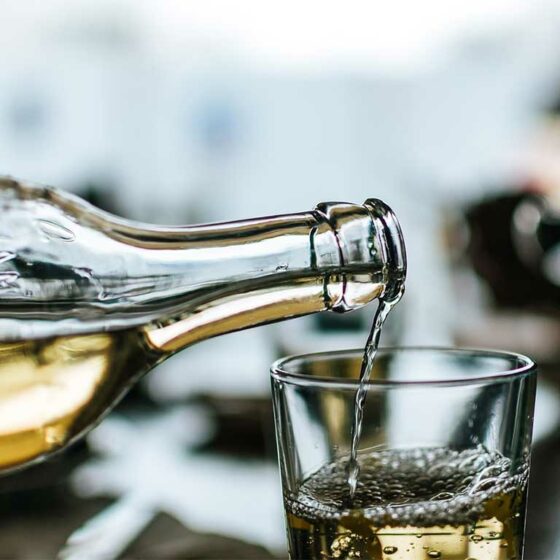 Wein wird in ein Glas eingeschenkt