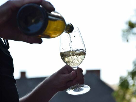 Wein wird in eine Weinglas eingeschenkt.